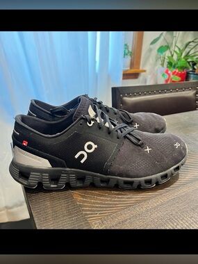 On cloud X men black and silver running shoes 11.5